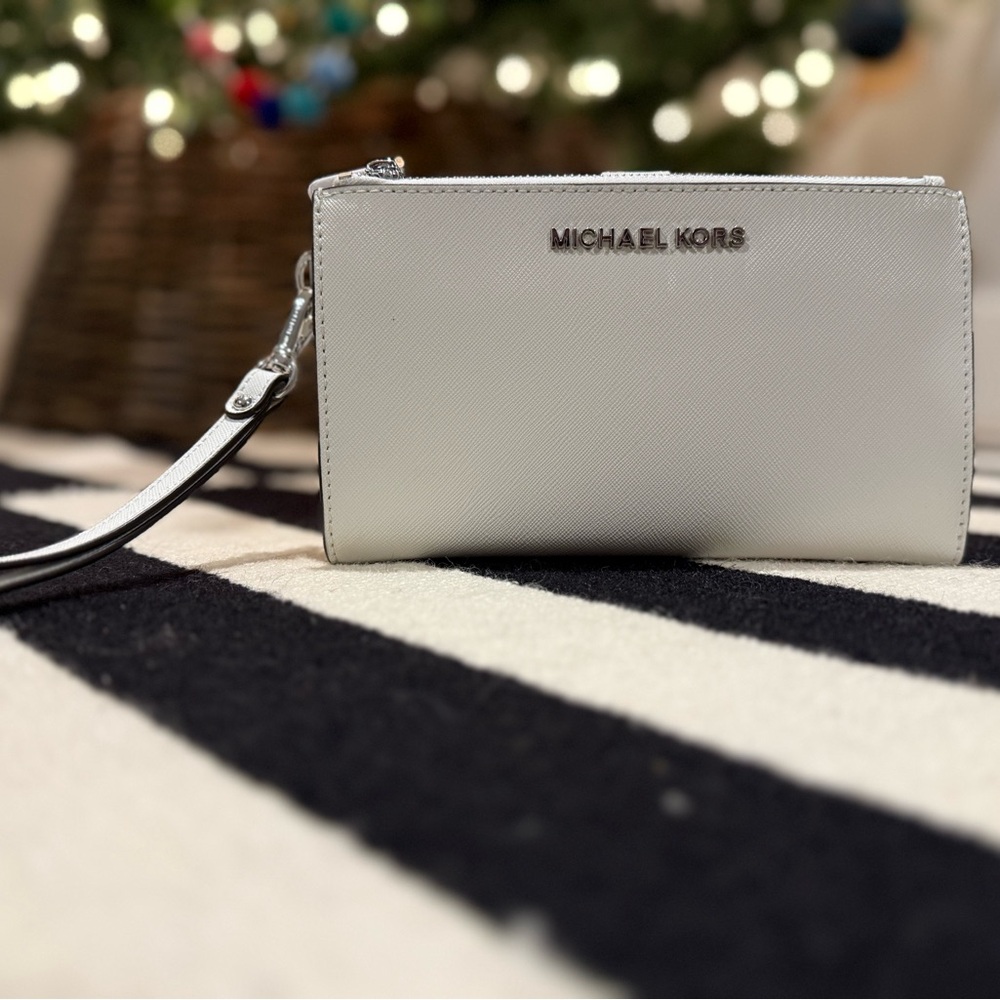 New with tags! Michael Kors Jet Set Large Leather Smartphone Wristlet Wallet